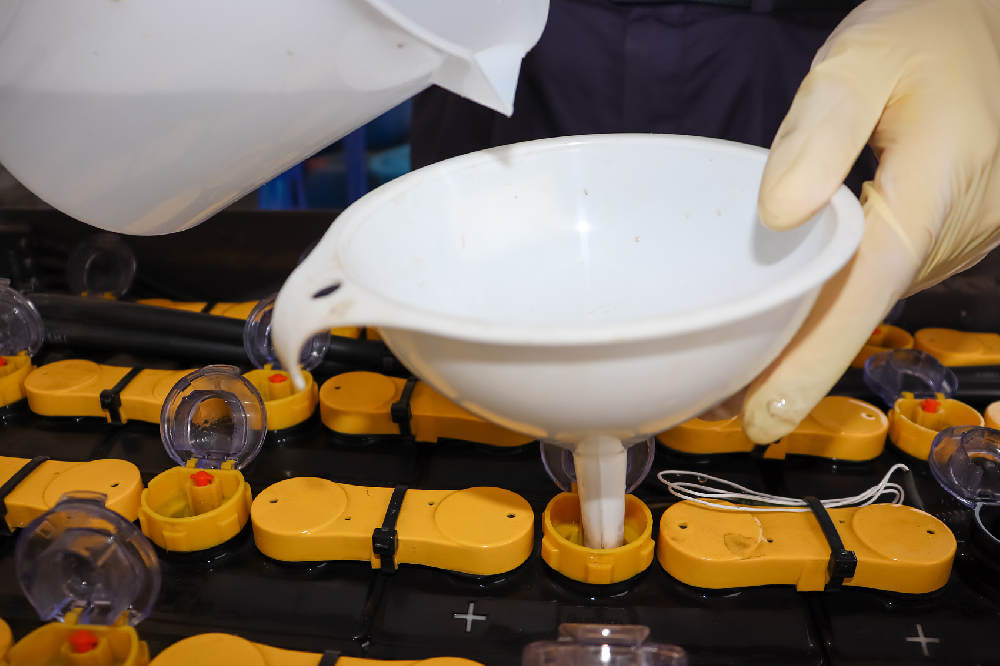 電瓶里面沒(méi)水了應(yīng)如何處理？缺水會(huì)對(duì)電瓶造成何種損害？